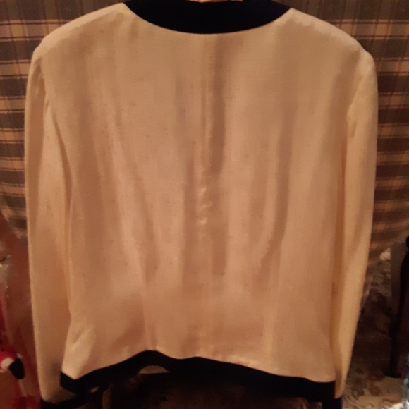 100% silk blouse. Navy trim - Picture 3 of 3